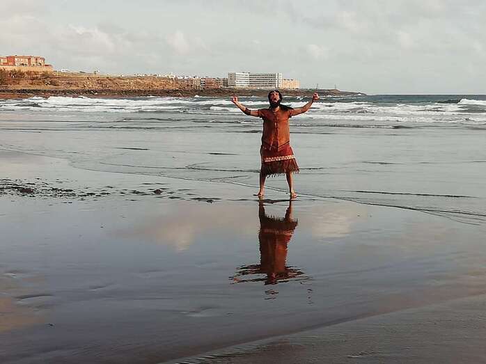 El protagonista Maykol Hernández, en un momento del rodaje en Playa del Hombre (Foto Luis Socorro)